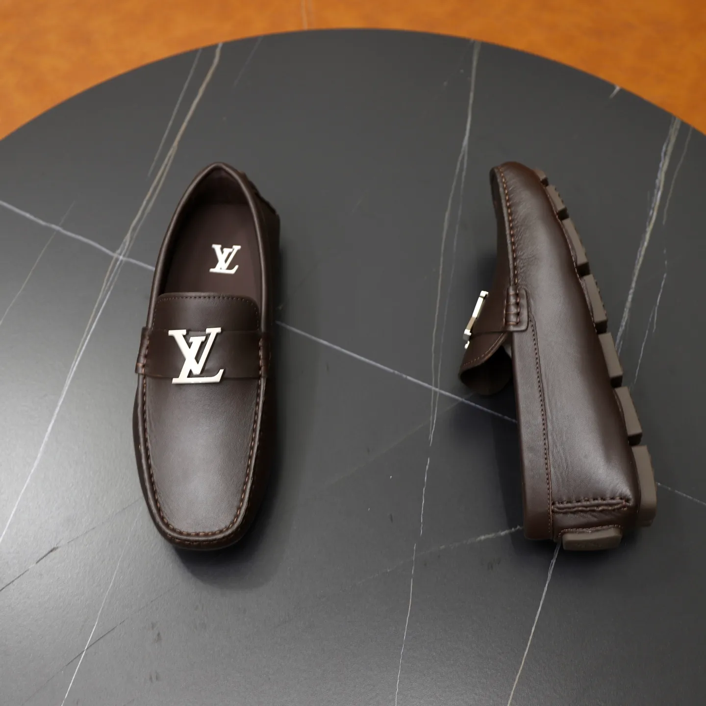 Ex-factory price: 480💰【LV】Louis Vuitton ⚠️High-end men’s driving and pedal series ⚠️38-44 (customized for 45) ⚠️All original cowhide leather! Thick and soft! Made entirely of calfskin lining! Rubber sheet anti-slip beanie sole! Three-dimensional package technology! Fashionable and classic! Handicrafts! Original high quality! Feel free to compare!